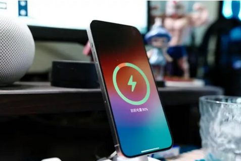 商洛苹果15换屏服务分享用什么充电器给iPhone15充电更好 